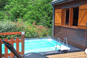 Le Chalet du lac avec spa et piscine privés pour le printemps et l'été et poêle à bois réconfortant en hiver